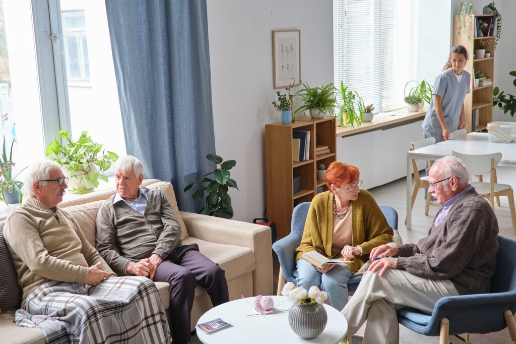 Starsi ludzie w domu opieki społecznej