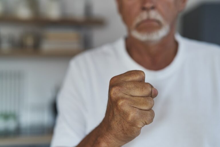Agresja i urojenia u osób starszych – jak sobie z nią radzić?