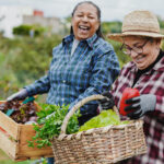 Senior z aparatem słuchowym