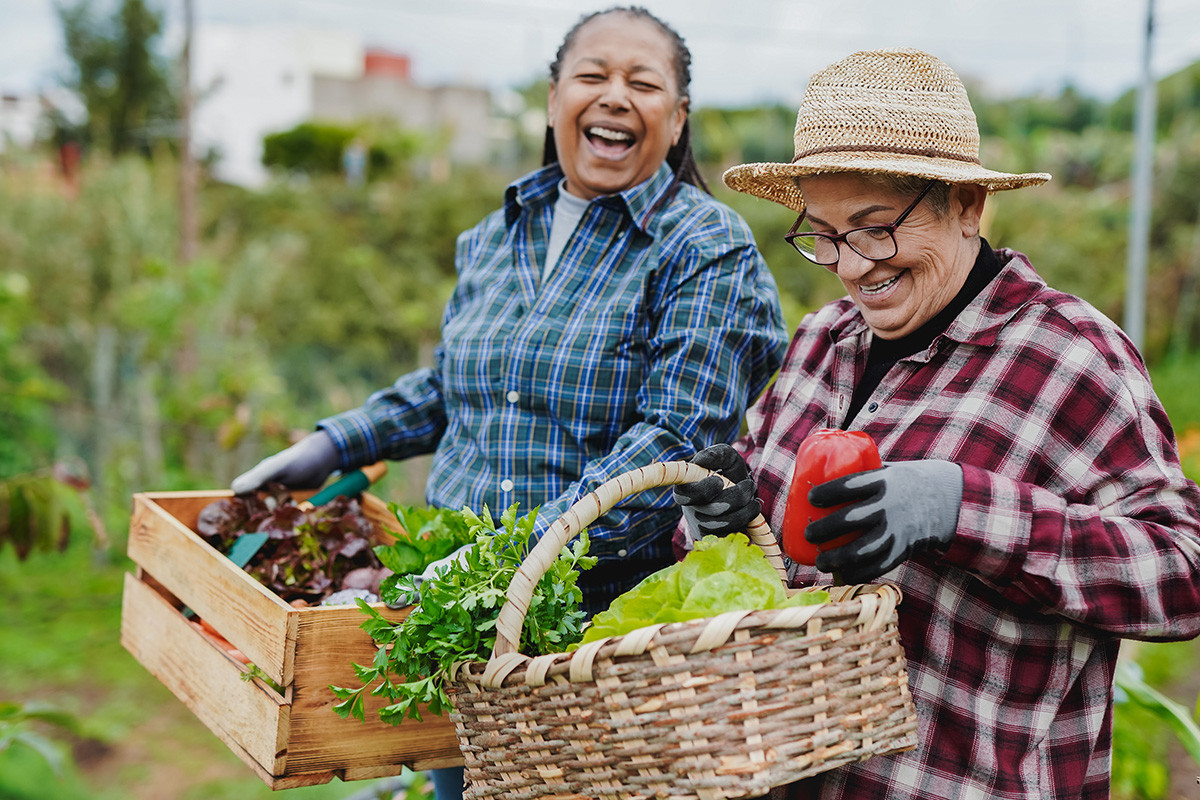 Senior z aparatem słuchowym